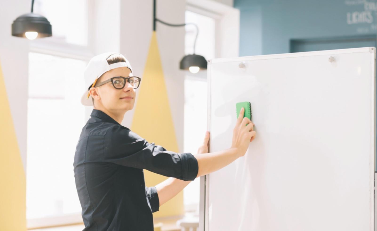 Espace de travail collaboratif avec documents financiers et outils d'analyse